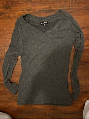 Active basic V-neck Charcoal Gray Sweater
#Y2k